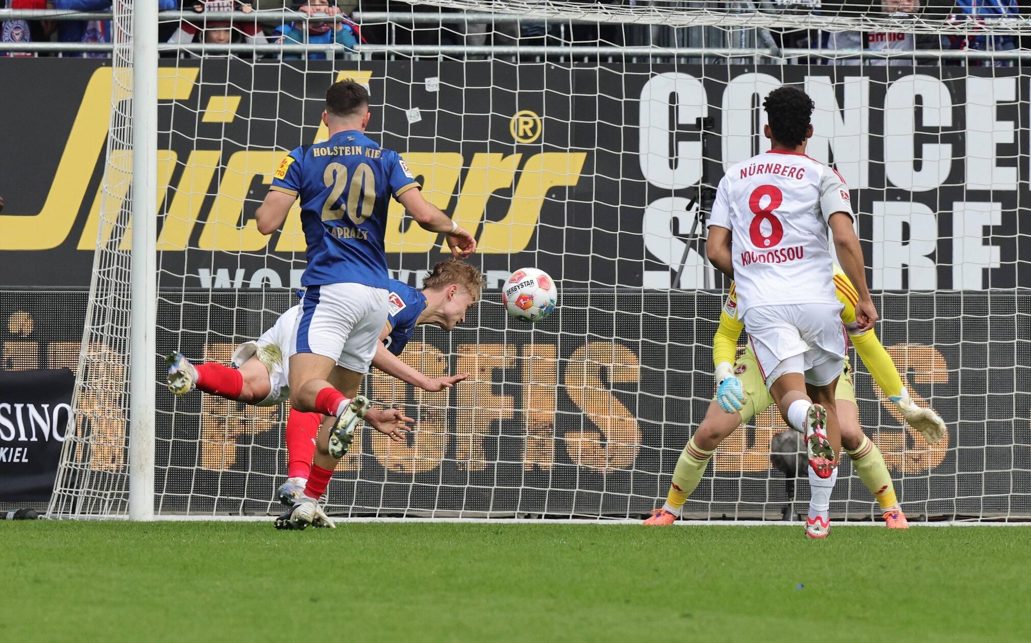 Die insgesamt spielbestimmenden Gastgeber kamen kurz vor dem Halbzeitpfiff tatsächlich noch zum Ausgleich: Der sträflich freigelassene Davidsen überwand Club-Keeper Reichert per Flugkopfball (45.+8).