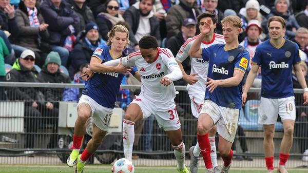 Offensivspieler Maboulou kam zur Pause für den Gelb-Rot-gefährdeten Nzingoula in die Begegnung.