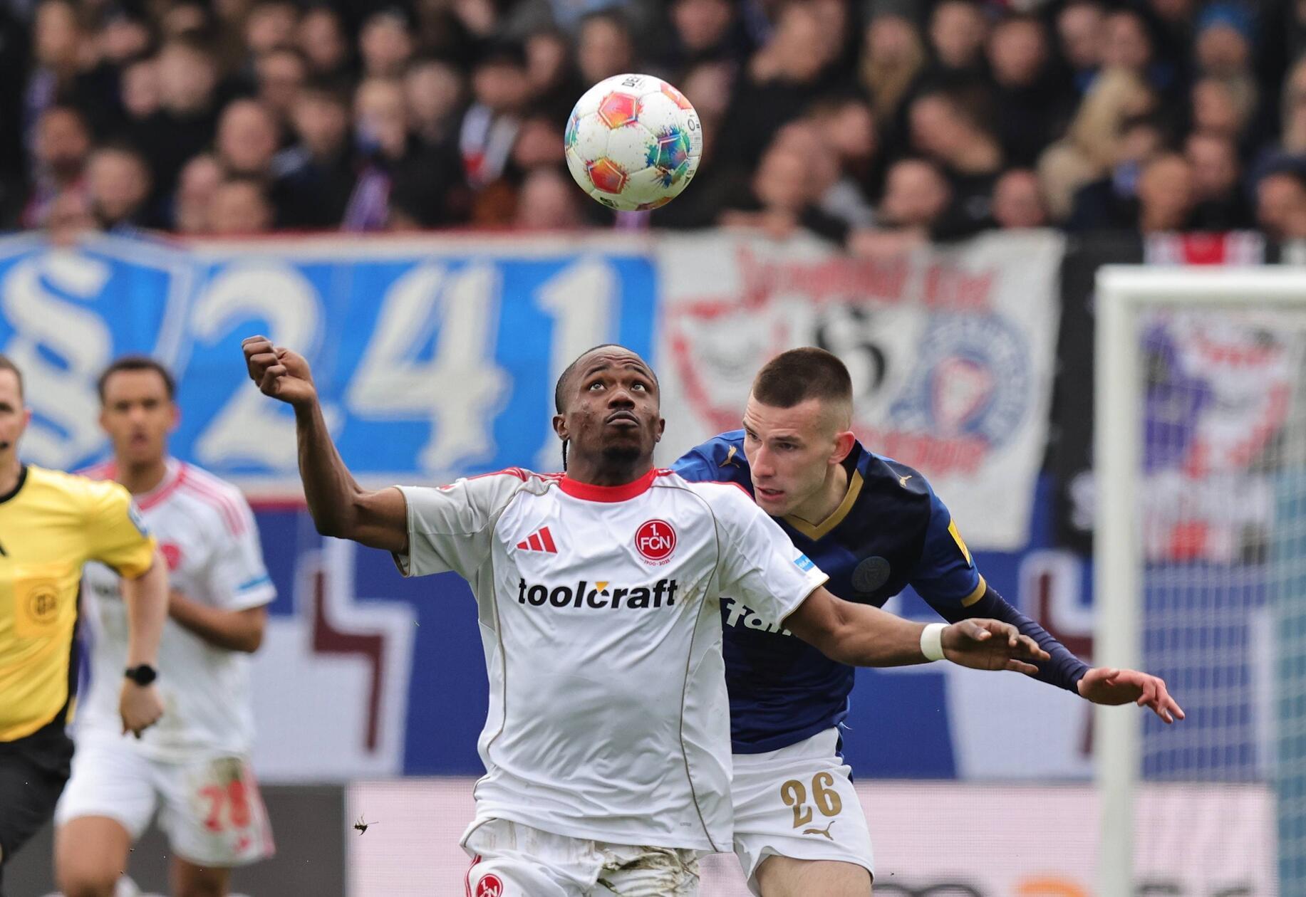 Wirbelwind Zoma bereitete der Kieler Hintermannschaft einige Schwierigkeiten: Innenverteidiger Zec holte sich gegen den Italiener die Gelbe Karte ab (54.).