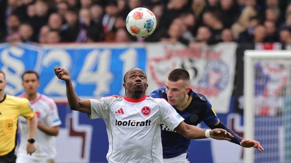 Wirbelwind Zoma bereitete der Kieler Hintermannschaft einige Schwierigkeiten: Innenverteidiger Zec holte sich gegen den Italiener die Gelbe Karte ab (54.).