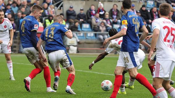 Der 22-Jährige war es auch, der den Club überraschend wieder in Front brachte. Becker hatte den Assist gegeben (72.).