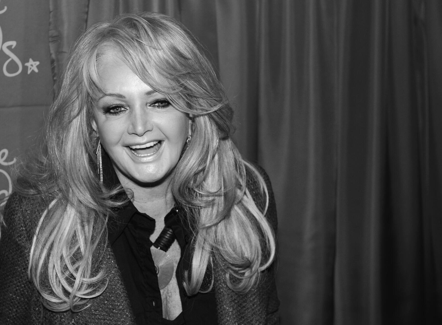 Große Powerballaden und ihre unverkennbar rauchige Stimme machten <b>Bonnie Tyler</b> weltweit berühmt. Mit Hits wie „Total Eclipse of the Heart“ und „Holding Out for a Hero“ sang sie zwei unvergessliche Pophymnen. Nun ist Tyler am 8. Juli im Alter von 75 Jahren nach schwerer Krankheit gestorben.