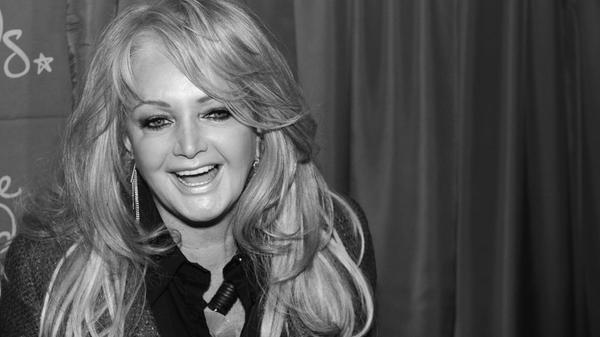 Große Powerballaden und ihre unverkennbar rauchige Stimme machten <b>Bonnie Tyler</b> weltweit berühmt. Mit Hits wie „Total Eclipse of the Heart“ und „Holding Out for a Hero“ sang sie zwei unvergessliche Pophymnen. Nun ist Tyler am 8. Juli im Alter von 75 Jahren nach schwerer Krankheit gestorben.