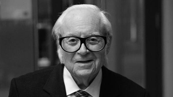 Erdinger Weißbräu Chef <b>Werner Brombach</b> ist im Alter von 86 Jahren am 8. August 2026 verstorben. Er gilt als Weißbier-Pionier schlechthin: Seit den 1960er Jahren machte der Unternehmer die obergärige Spezialität aus Bayern zu einem weltweit beliebten Getränk.