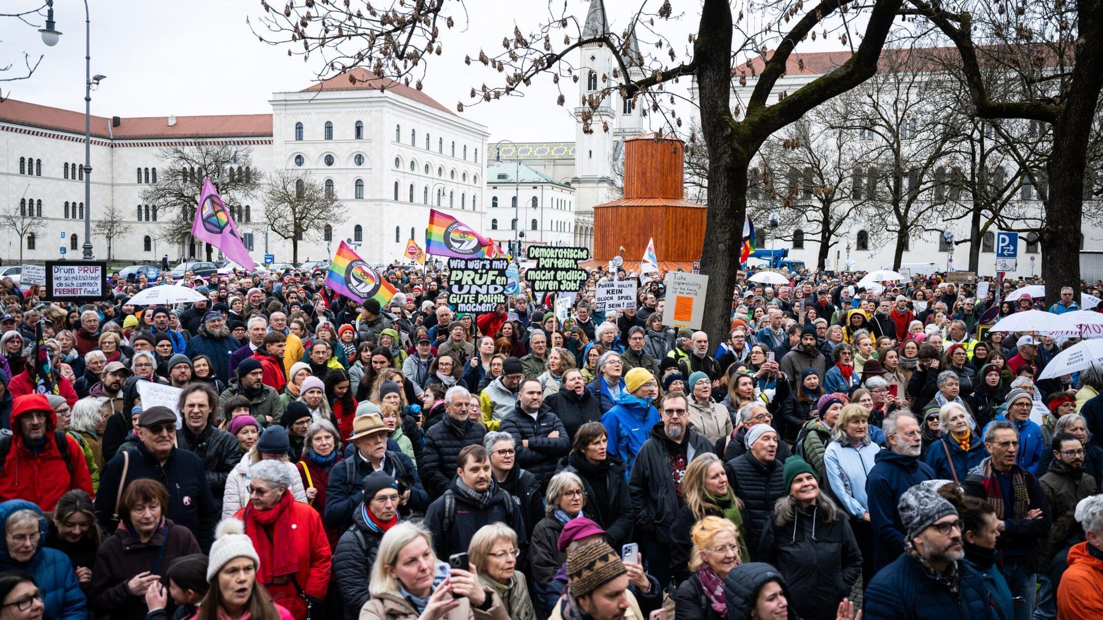 Teilnehmer der „PRÜF“-Demo für die Überprüfung rec