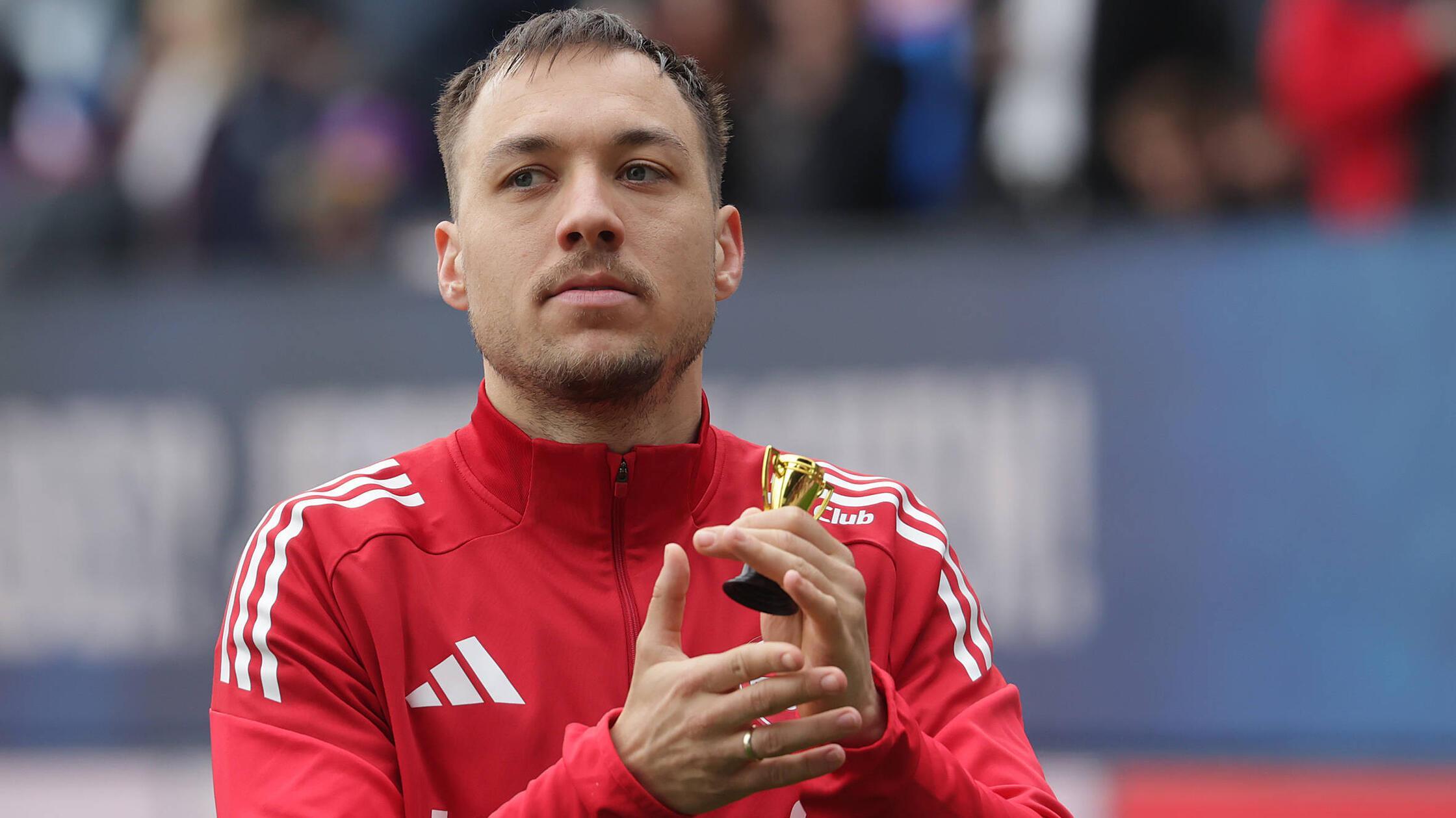 Julian Justvan (1.FC Nuernberg) mit einem Pokal in