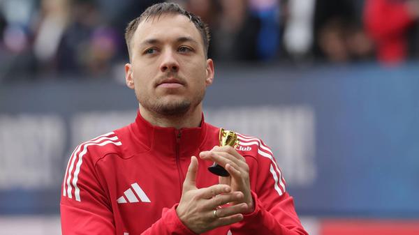 Julian Justvan (1.FC Nuernberg) mit einem Pokal in