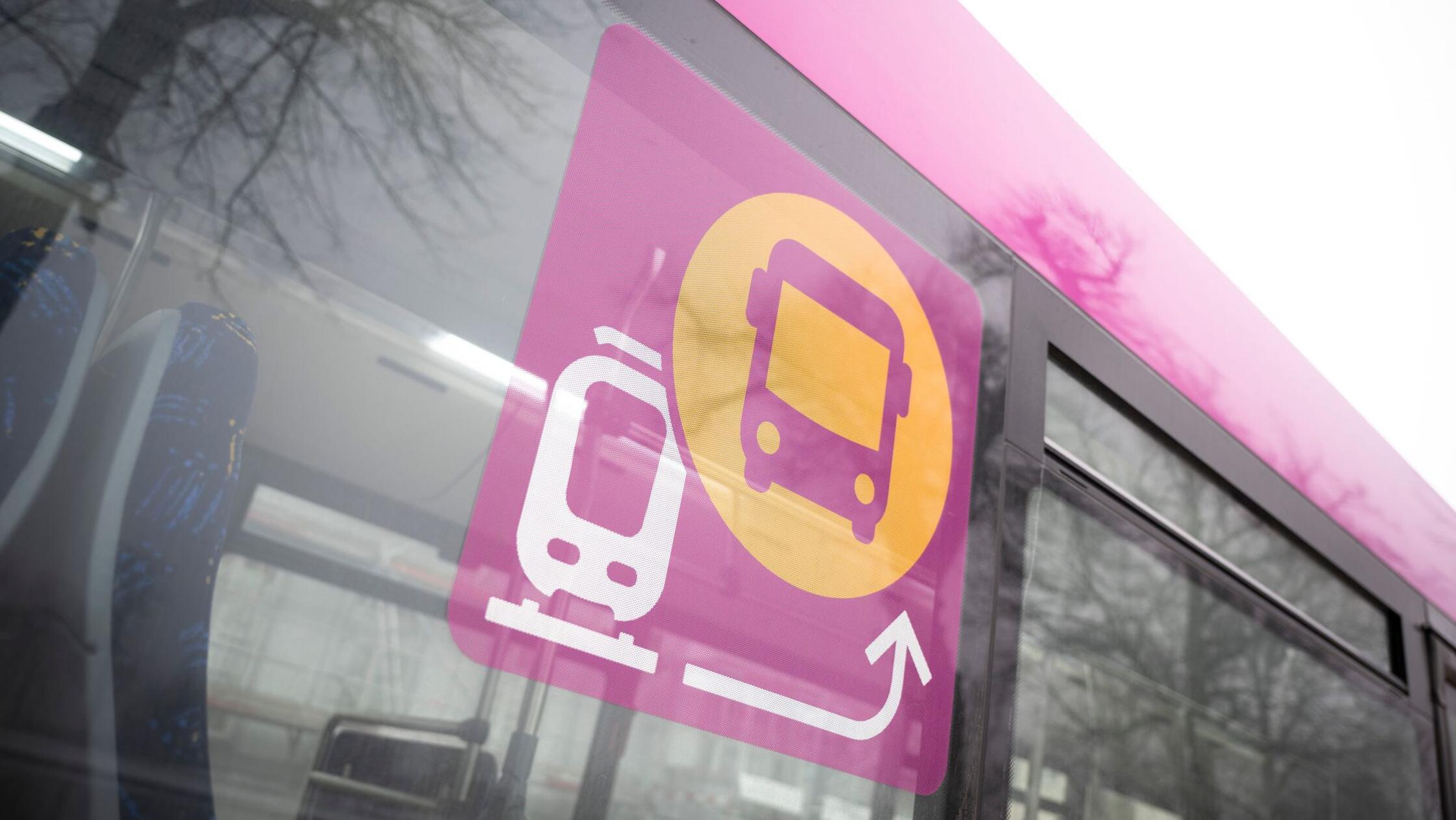 Das Schienenersatzverkehr-Logo ist an der Scheibe 