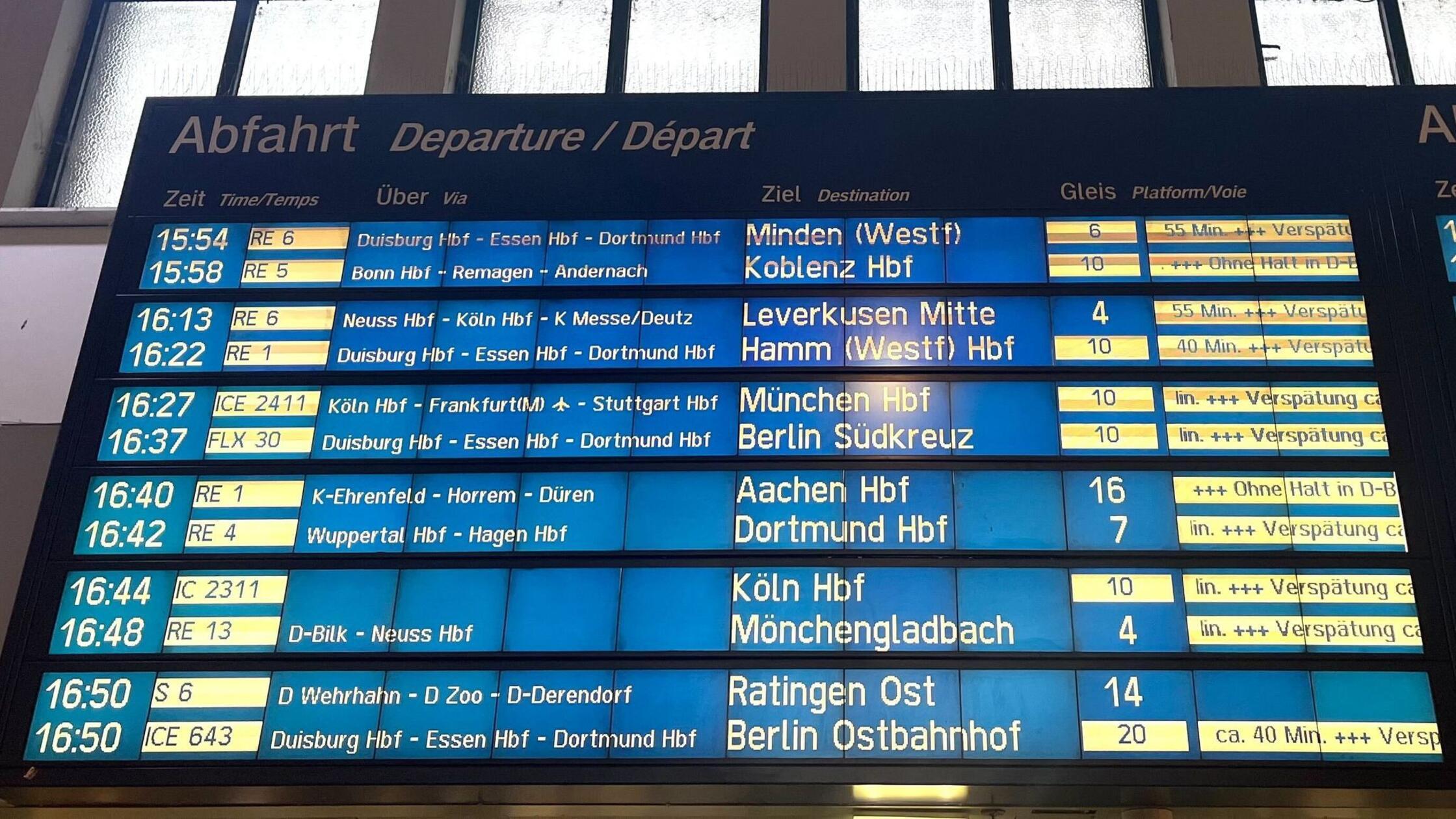Die Anzeigetafel am Düsseldorfer Hauptbahnhof zeig