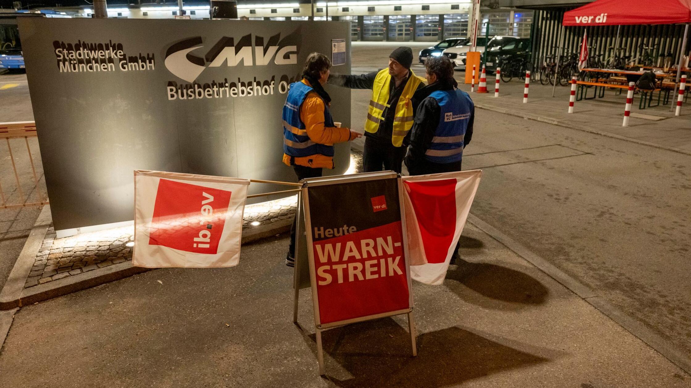 Mitarbeiter des MVG-Betriebshofs Ost in der Truder