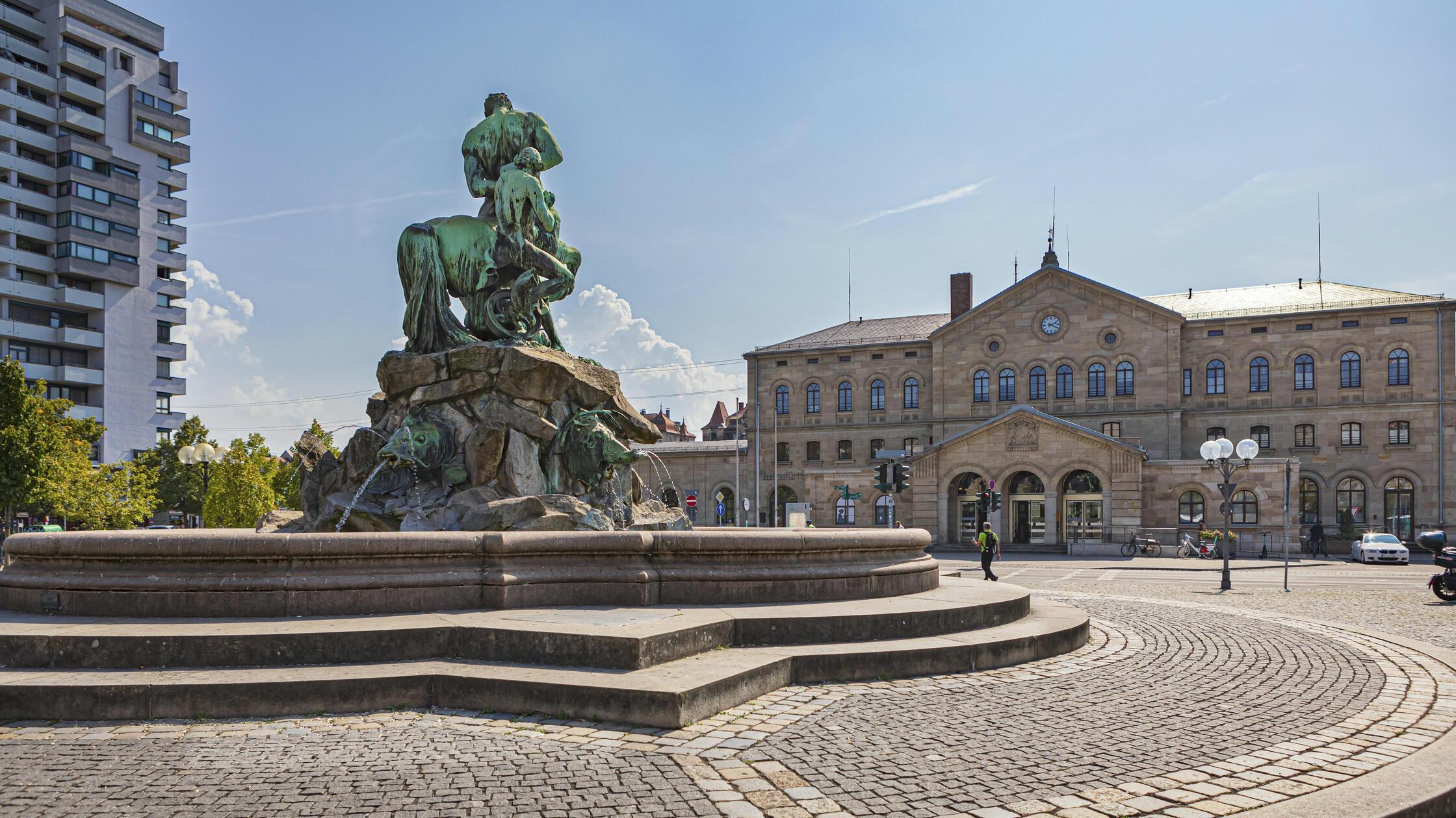 Centaurenbrunnen vor dem Hauptbahnhof in Fürth, Ba