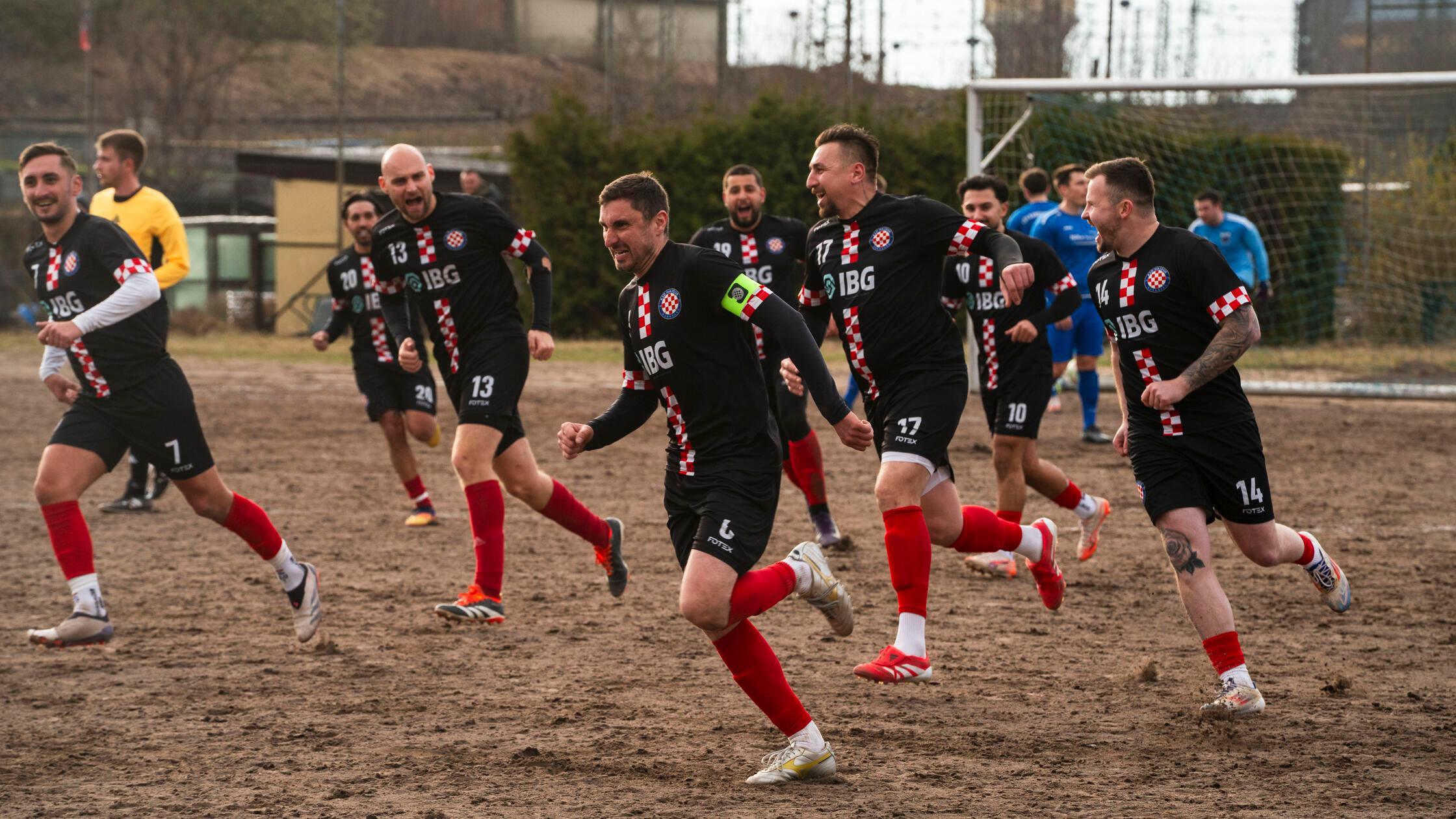 Der KSD Hajduk Nürnberg bejubelt den späten Siegtr