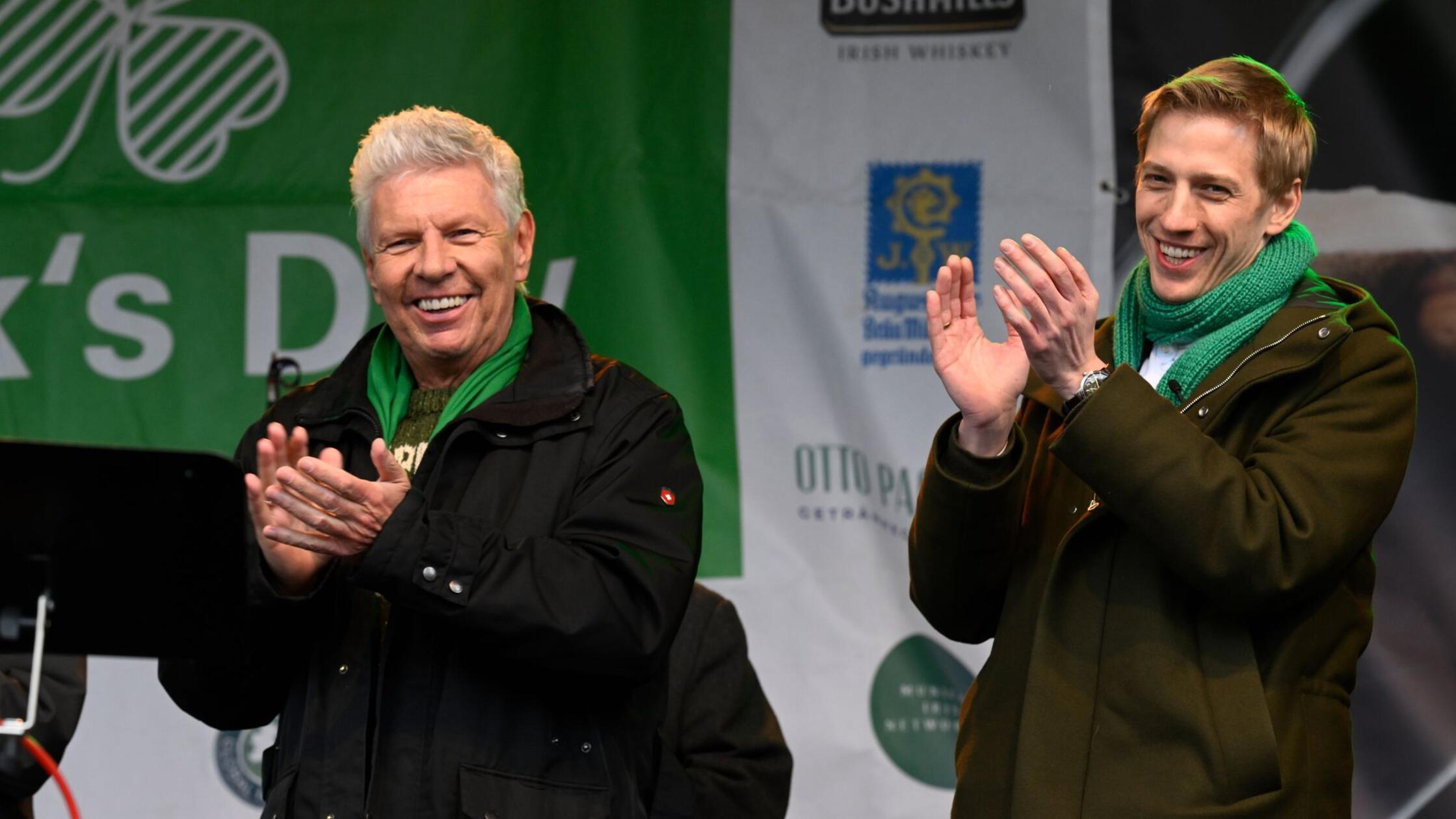 Münchens Oberbürgermeister Dieter Reiter (l-) und 