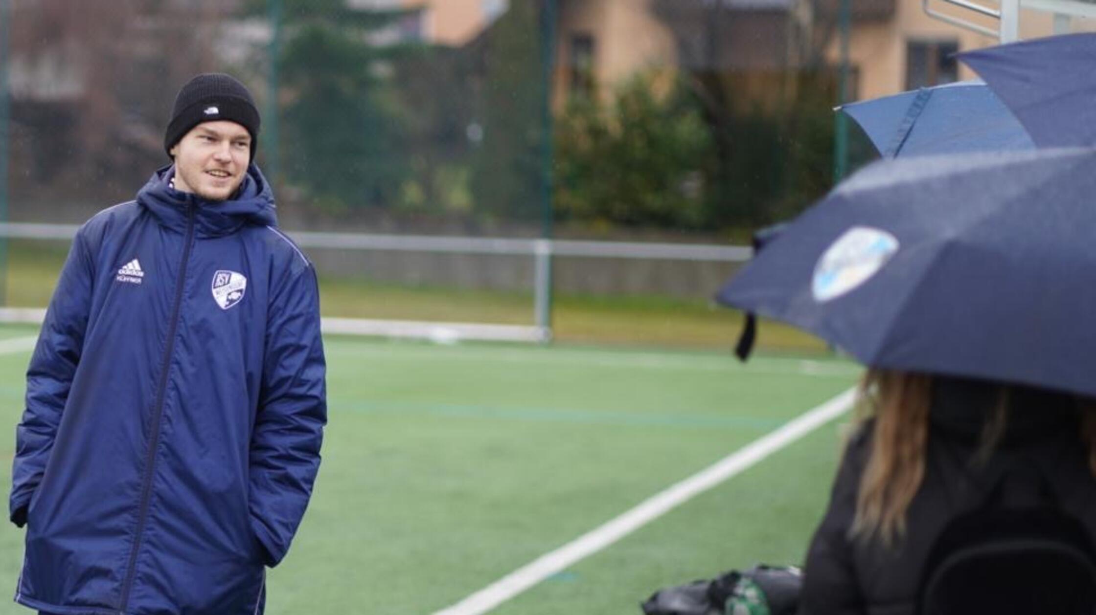 Johannes Küffner an der Seitenlinie als Trainer.