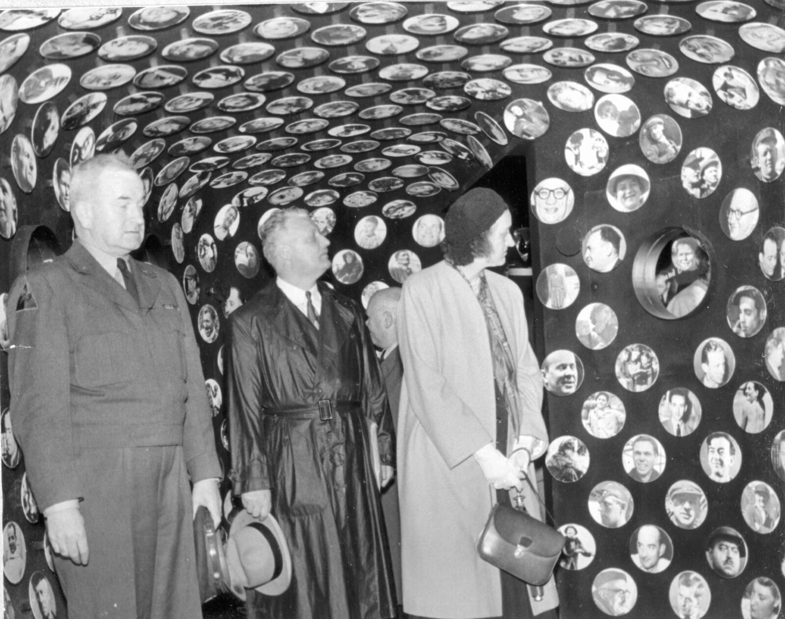 „Und du?“ Diese Frage bekam gestellt, wer sich zahllose Portraits unbekannter europäischer Frauen und Männer in einem der Waggons des „Europa-Zuges“ ansah, der im Mai 1951 Halt am fahnengeschmückten Nürnberger Hauptbahnhof machte. In weiteren sechs – von MAN in Nürnberg gebauten - Waggons warb der Europa-Zug für den Marshall-Plan, die „Zusammenarbeit der Völker für wirtschaftlichen Wiederaufbau, für Frieden und Freiheit“ und nicht zuletzt dafür, ein Gefühl der Gemeinschaft in Europa zu entwickeln. General Bixby (links) und District Officer Harald T. Lund (Mitte) betrachten die rundum angebrachten Exponate mit interessierter Miene.