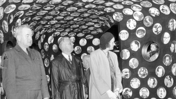 „Und du?“ Diese Frage bekam gestellt, wer sich zahllose Portraits unbekannter europäischer Frauen und Männer in einem der Waggons des „Europa-Zuges“ ansah, der im Mai 1951 Halt am fahnengeschmückten Nürnberger Hauptbahnhof machte. In weiteren sechs – von MAN in Nürnberg gebauten - Waggons warb der Europa-Zug für den Marshall-Plan, die „Zusammenarbeit der Völker für wirtschaftlichen Wiederaufbau, für Frieden und Freiheit“ und nicht zuletzt dafür, ein Gefühl der Gemeinschaft in Europa zu entwickeln. General Bixby (links) und District Officer Harald T. Lund (Mitte) betrachten die rundum angebrachten Exponate mit interessierter Miene.