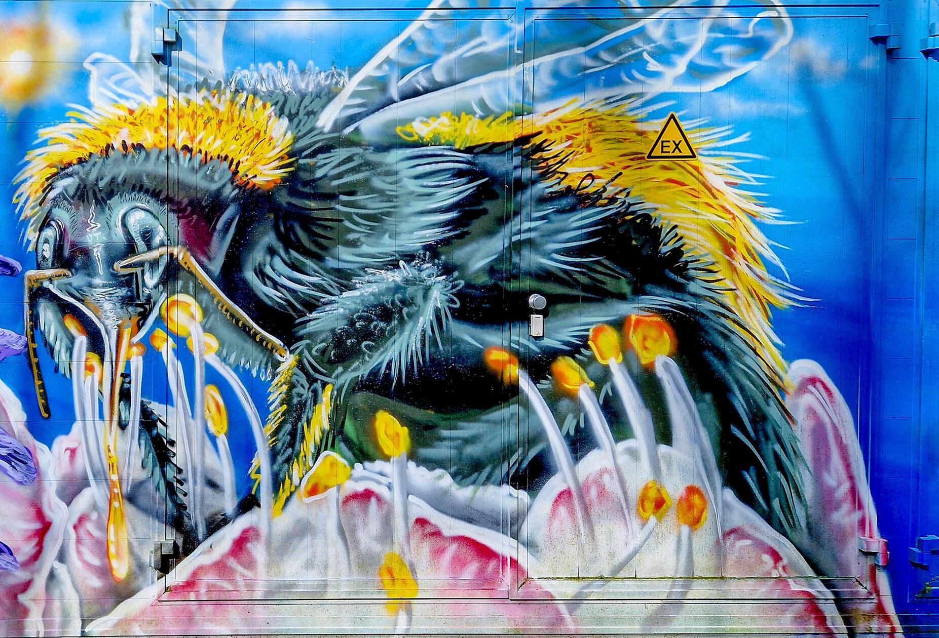 Biene oder Hornisse - diese künstlerische Darstellung zeigt, wie wichtig Bienen für Blumen und Pflanzen sind.