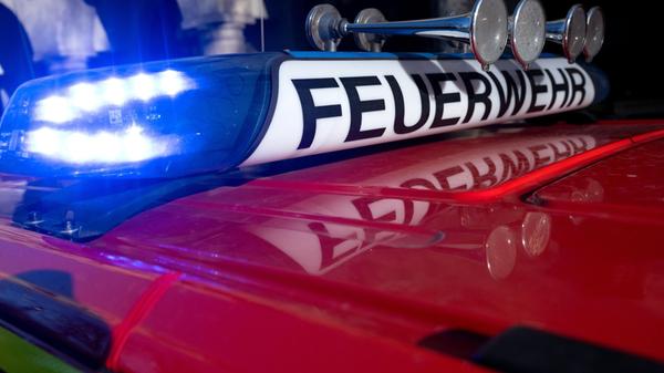 Ein Einsatzfahrzeug der Feuerwehr mit eingeschalte