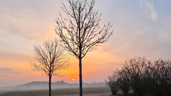 Ein Sonnenaufgang über Abenberg, gesehen von unserer Leserin.