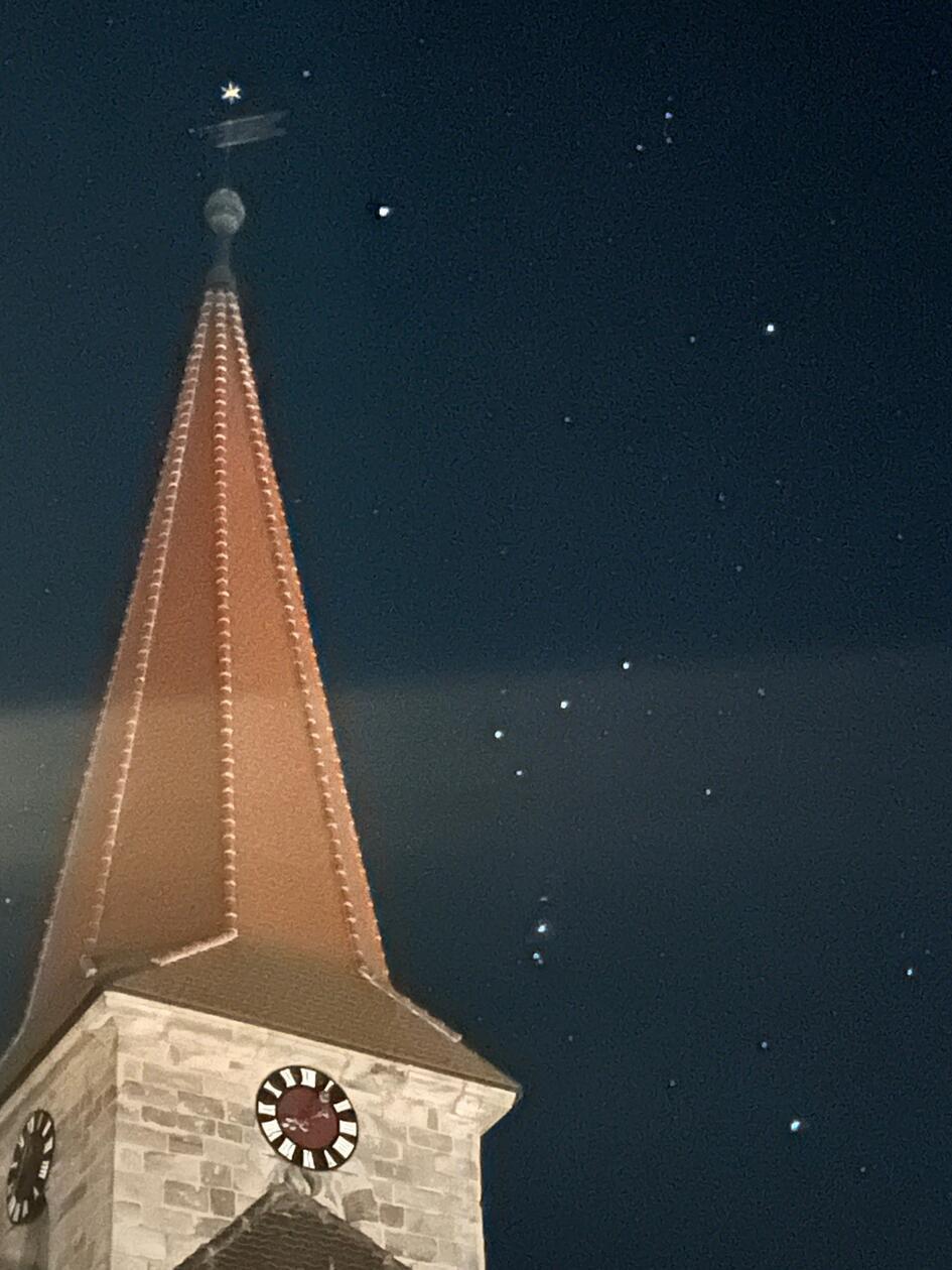Hinter dem Rohrer Kirchturm, das Sternbild Orion, gesehen von unserem Leser.