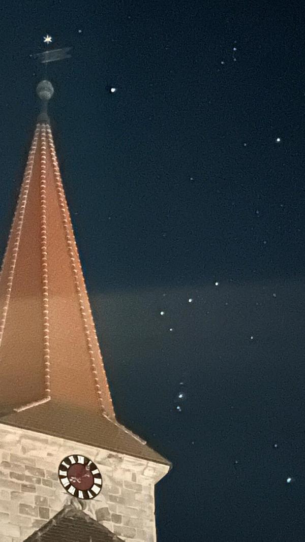 Hinter dem Rohrer Kirchturm, das Sternbild Orion, gesehen von unserem Leser.