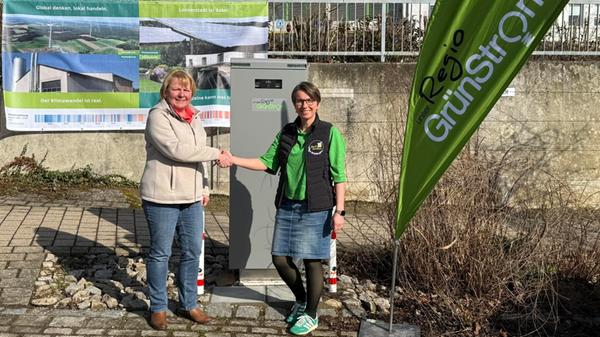 Neue Ladesäule am Standort Schule, v. l. n. r.: Re