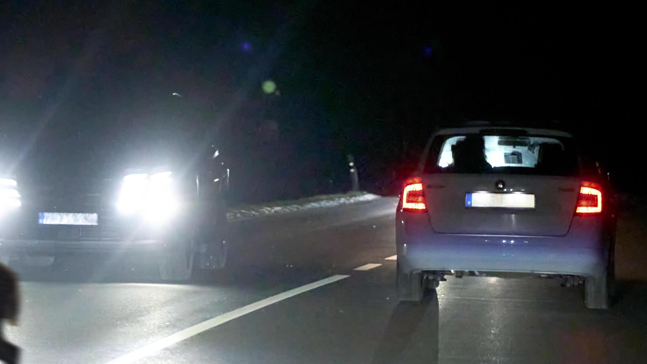 Wildwechsel bei Nacht. Ein Reh überquert eine Land