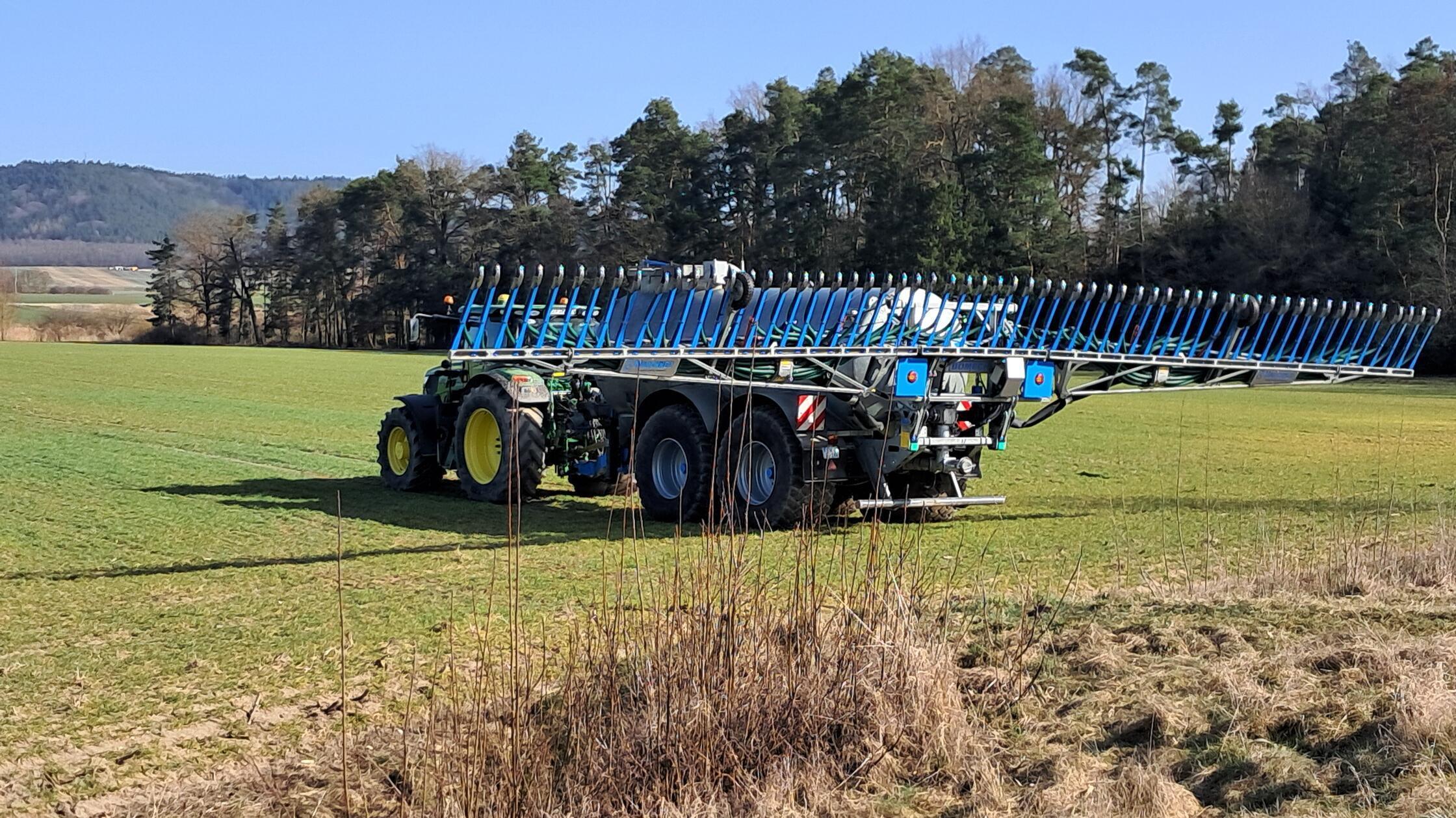 "Moderne Landwirtschaft. Bereit zum Einsatz" hat unser Leser Kurt Volk sein Bild genannt, das er in der Nähe vom Kauerlacher Weiher aufgenommen hat.