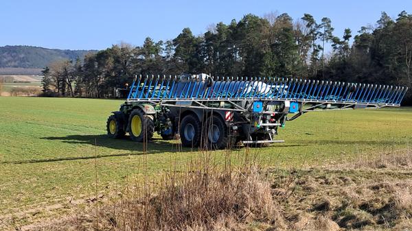 "Moderne Landwirtschaft. Bereit zum Einsatz" hat unser Leser Kurt Volk sein Bild genannt, das er in der Nähe vom Kauerlacher Weiher aufgenommen hat.