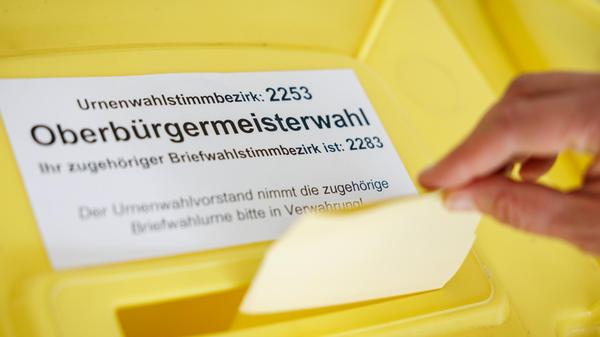 08.03.2026, Bayern, Nürnberg: Eine Frau wirft eine