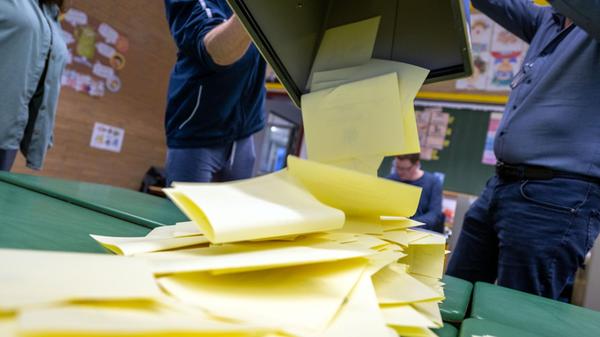 Eine Wahlurne wird ausgeleert, die Auszählung der