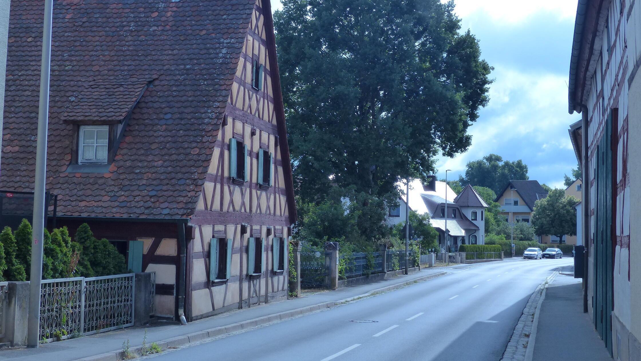 Solitärbäume und Fachwerkfassaden gehören zum Orts