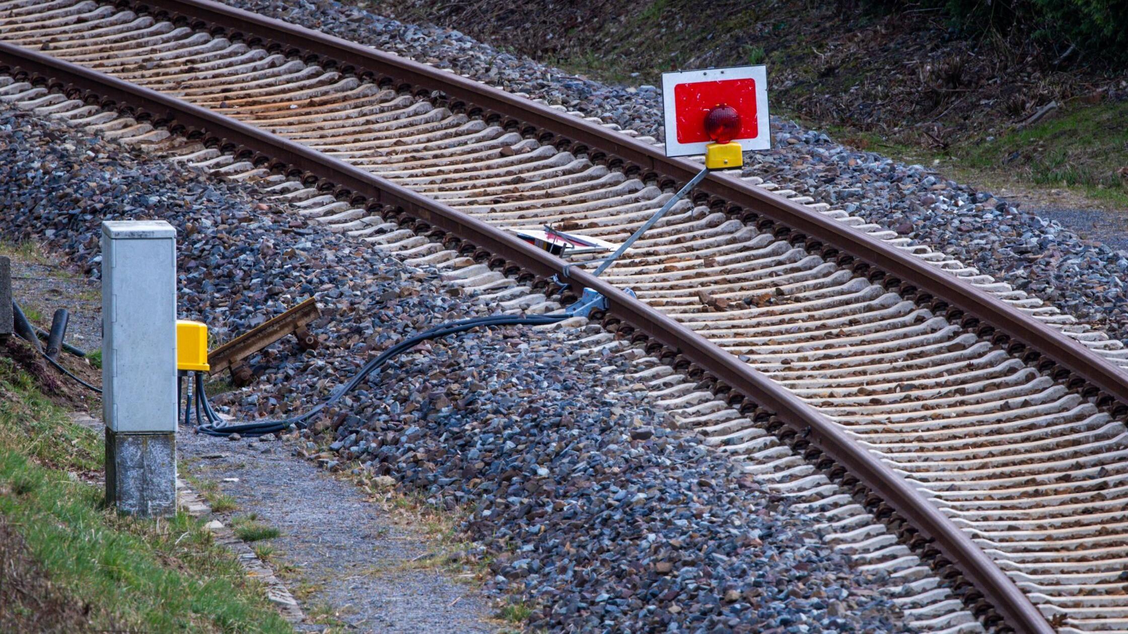 Ein Sperrsignal steht auf einem Gleis einer Nebens