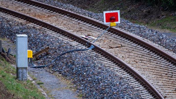 Ein Sperrsignal steht auf einem Gleis einer Nebens