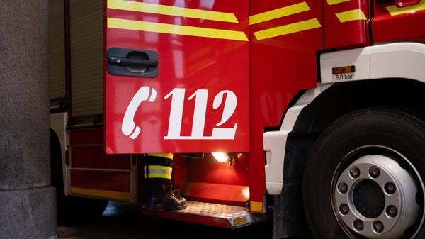Ein Fahrzeug der Berufsfeuerwehr München steht an