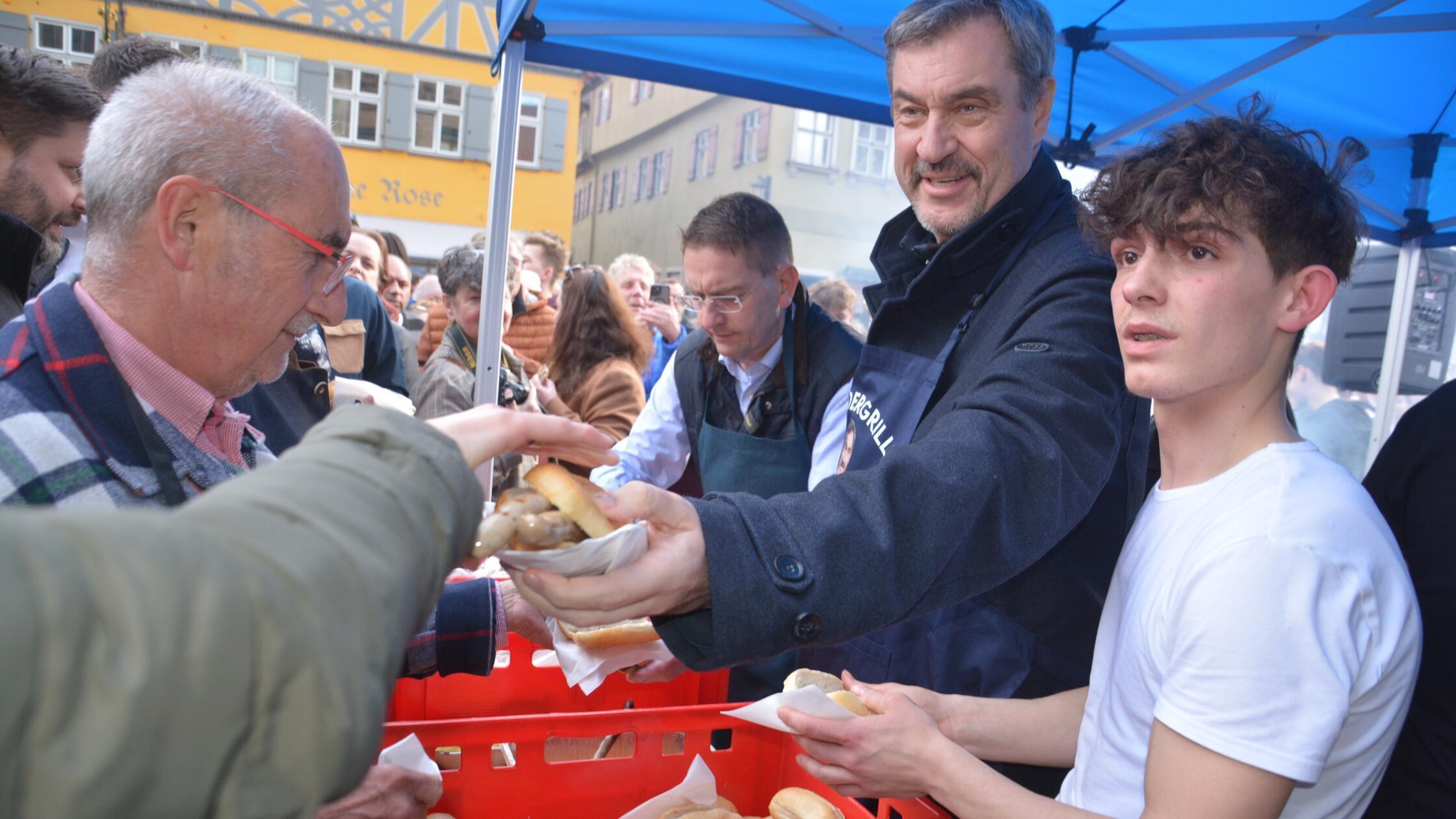 Leckere Grillwürste verteilte der bayerische Minis