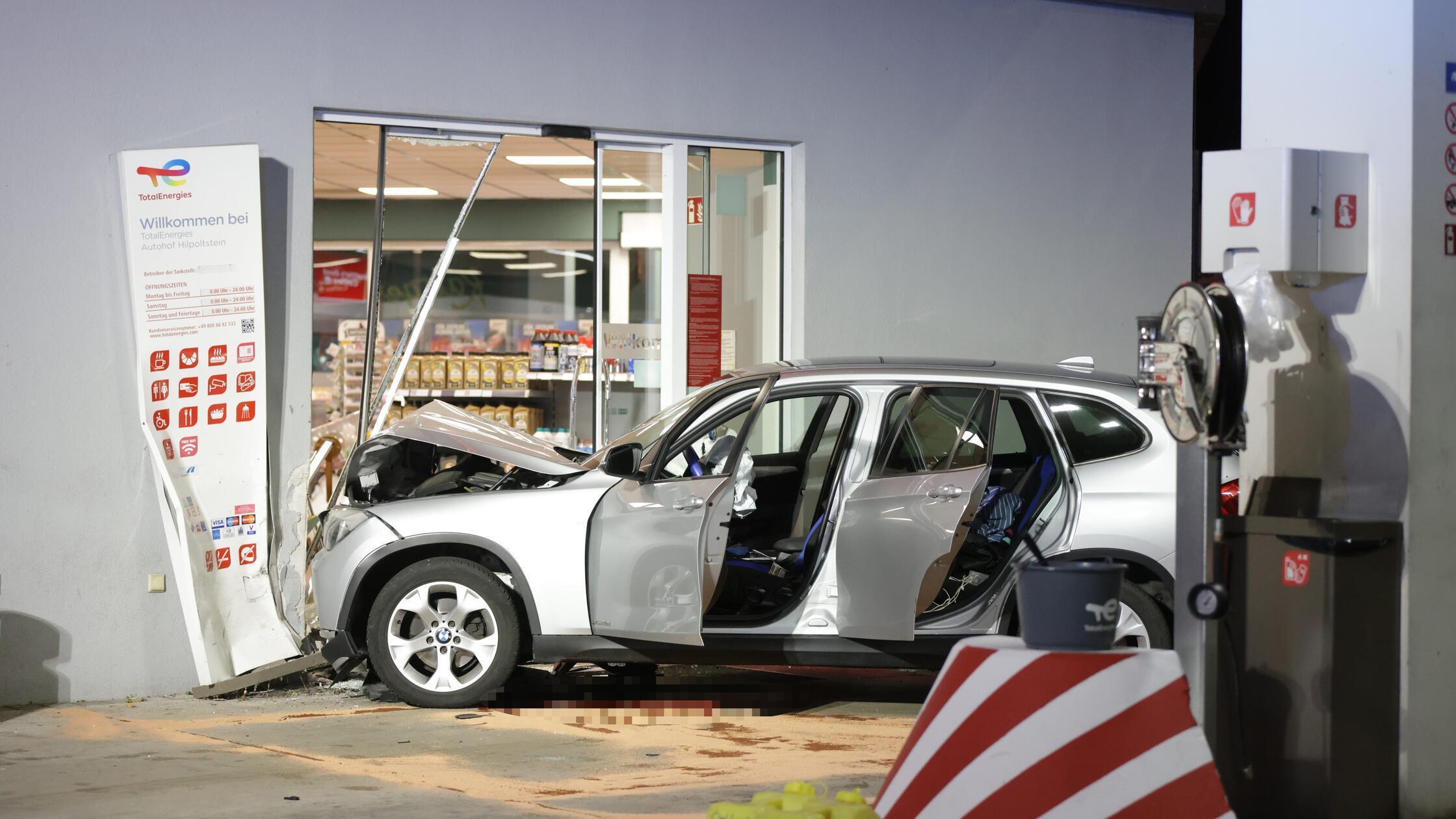 Ein weißer BMW der mit der Front in den rückwärtig