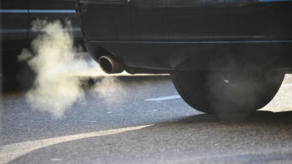 Weißer Rauch ist hinter einem Kraftfahrzeug im Str