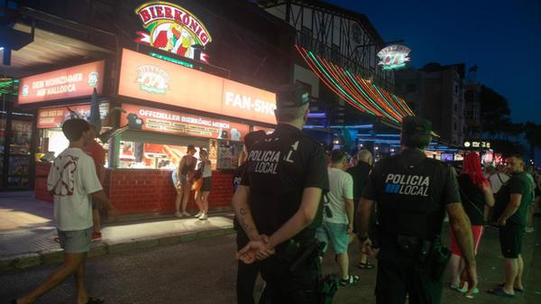 Spanische Polizisten auf Streife in der Schinkenst