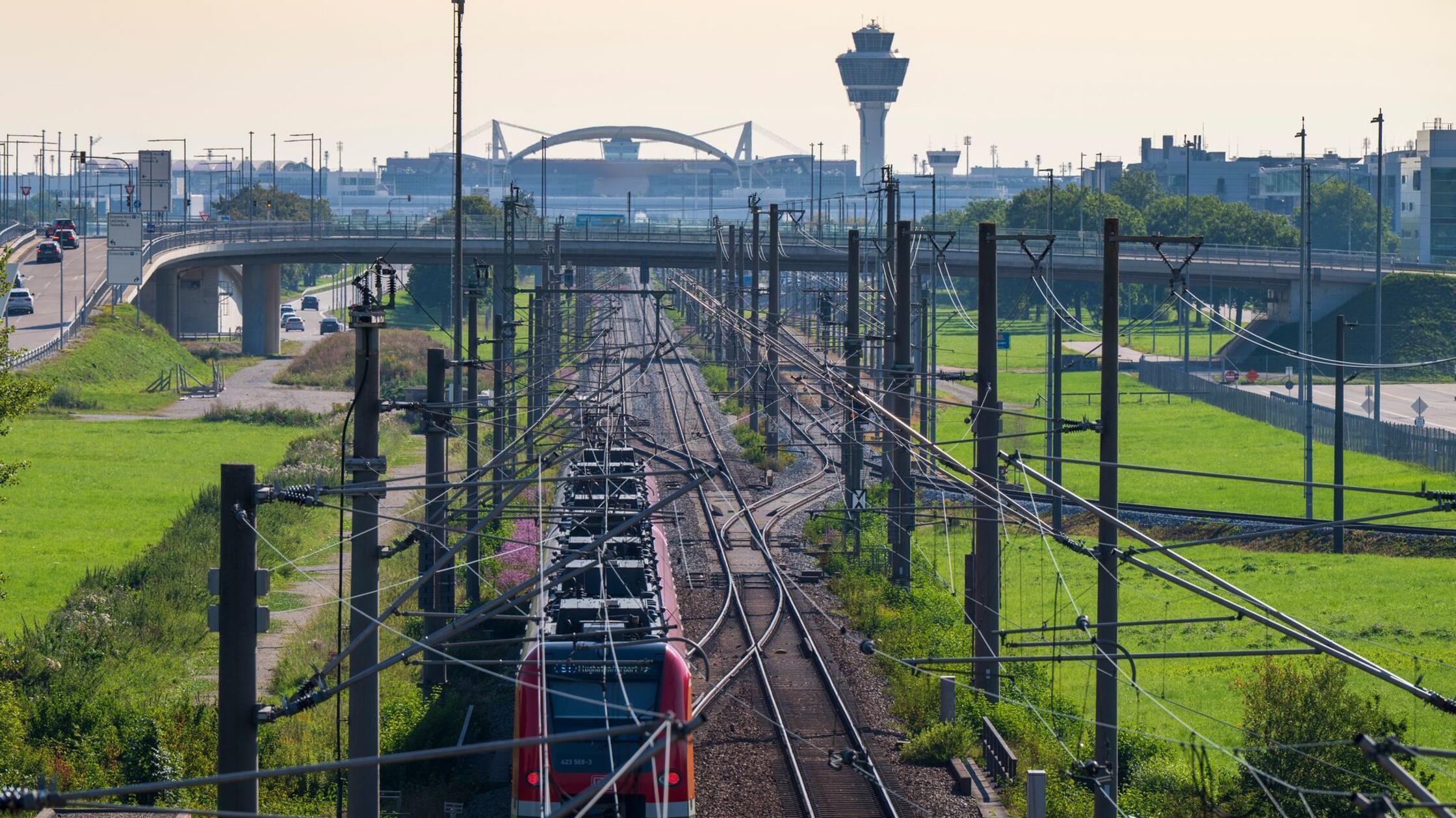 Eine S-Bahn fährt zum Flughafen Franz-Josef Straus