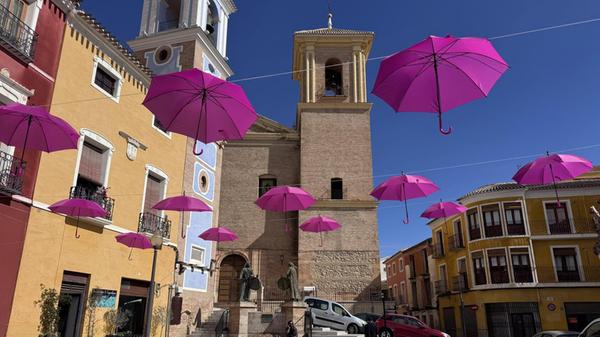 Alles Pink: In der kleinen Stadt Mula in der Region Murcia finden zur Blützezeit viele Feste und Veranstaltungen statt.
