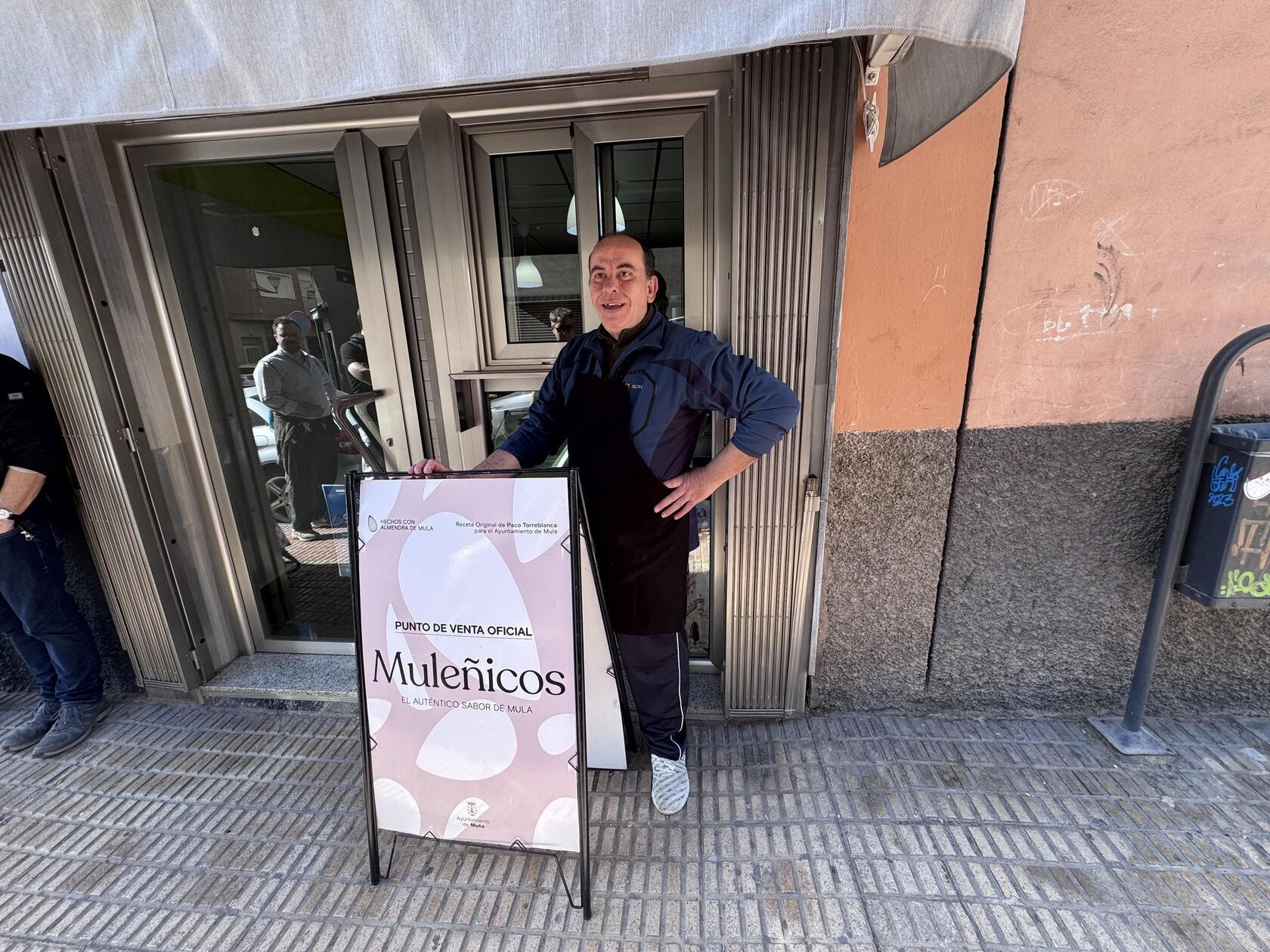 In Mula gibt süße Spezialitäten aus Mandeln. In der Bäckerei „Panadería El Niño“ zieht José, 50, goldbraune „Mulenicos“ aus dem Ofen – kleine, mit Mandelmasse gefüllte Blätterteigtaschen, benannt nach den Einwohnern der Stadt.