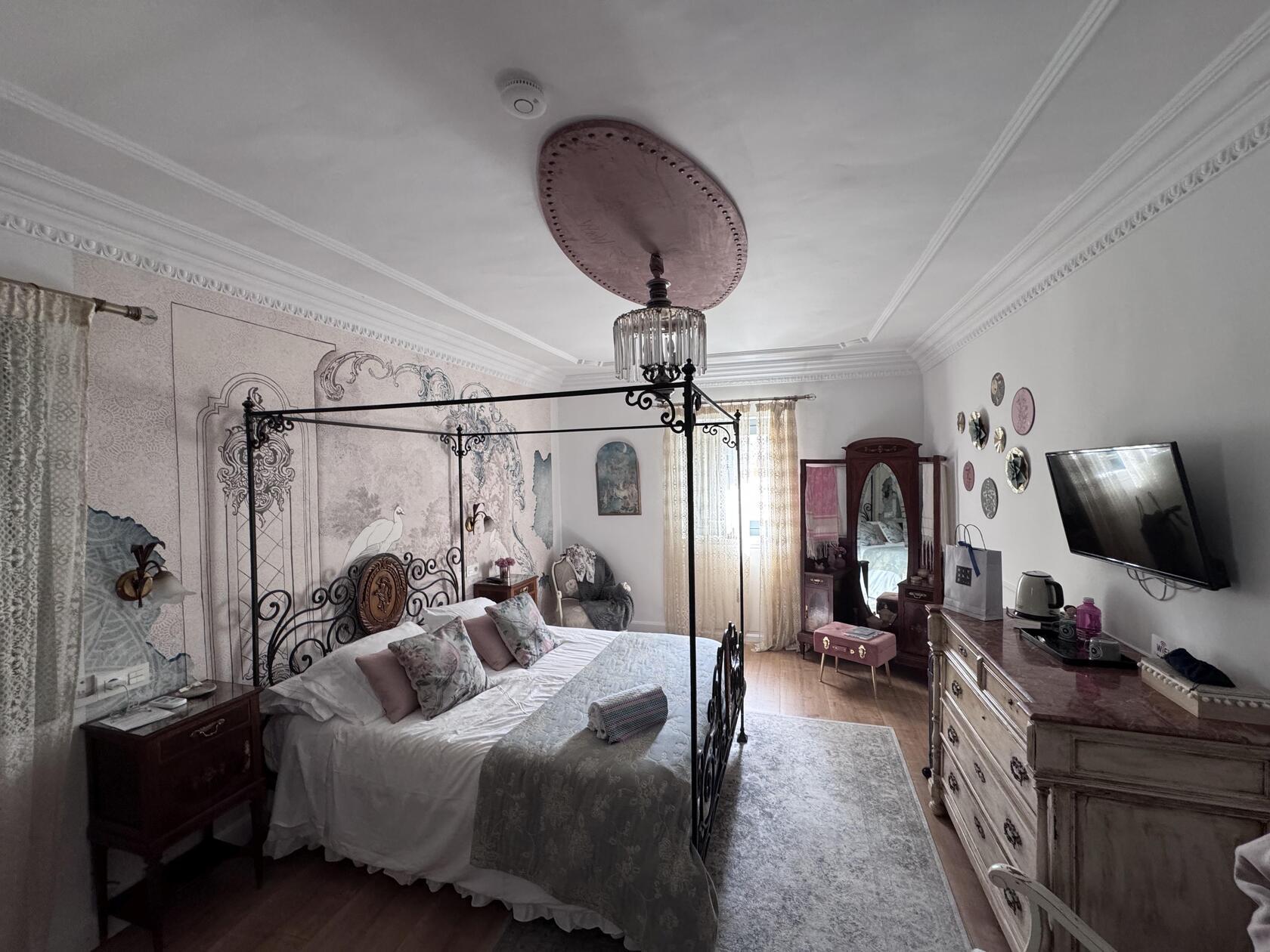 Stilvoll nächtigen in Mula, etwa in diesem alten Herrenhaus am Hauptplatz, das zum Hotel umgebaut wurde.