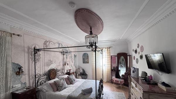 Stilvoll nächtigen in Mula, etwa in diesem alten Herrenhaus am Hauptplatz, das zum Hotel umgebaut wurde.