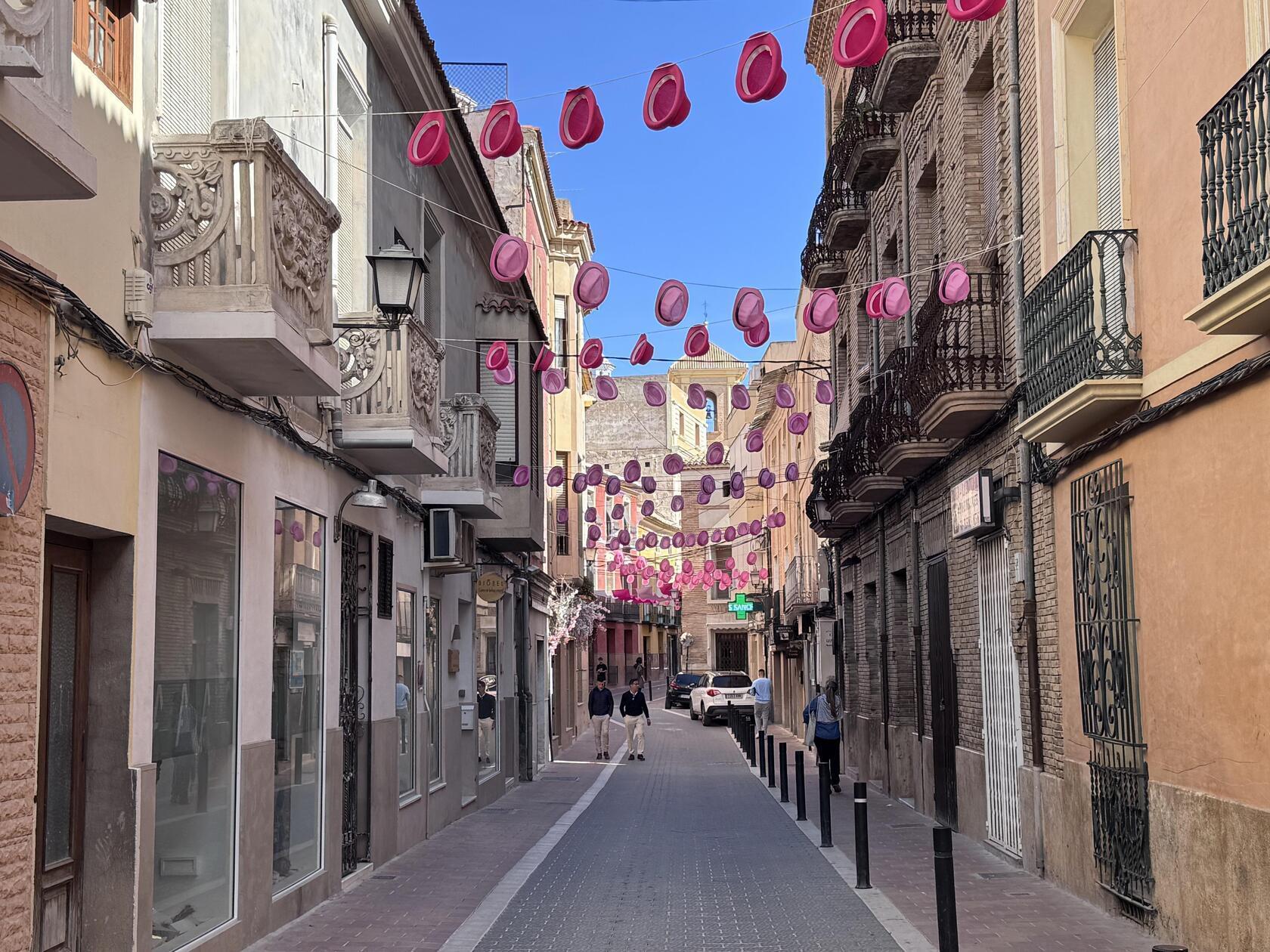 Alles Pink: In der kleinen Stadt Mula in der Region Murcia finden zur Blützezeit viele Feste und Veranstaltungen statt.