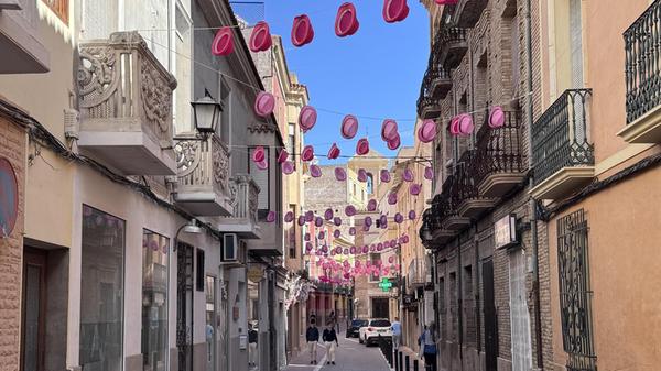 Alles Pink: In der kleinen Stadt Mula in der Region Murcia finden zur Blützezeit viele Feste und Veranstaltungen statt.