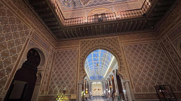 Das Real Casino de Murcia, ein traditionsreicher Club mit orientalischem Patio unter einer Glaskuppel, einem Ballsaal, einer englischen Bibliothek und Restaurants – eine Zeitreise durch die Sehnsüchte des 19. Jahrhunderts.