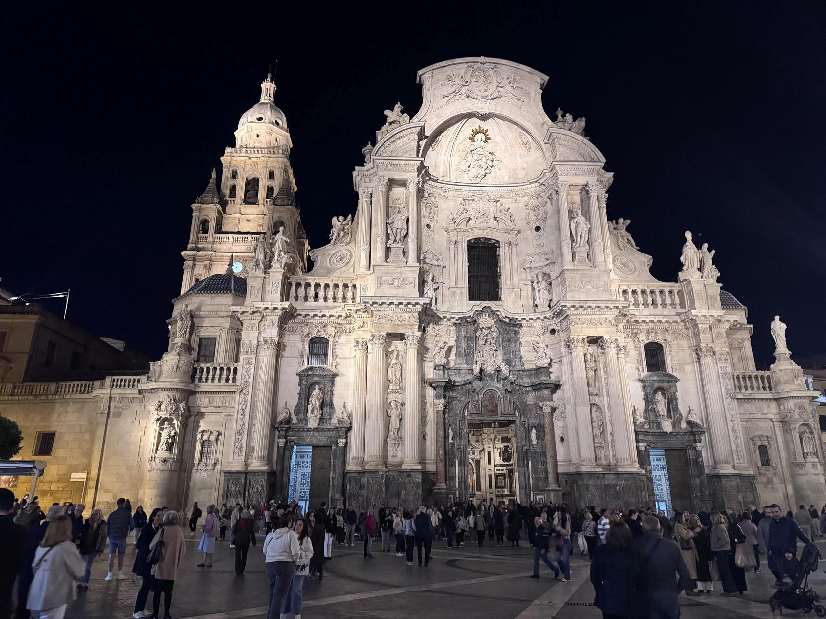 Die Barockfassade der Kathedrale von Murcia.