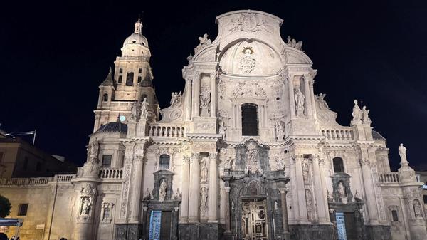 Die Barockfassade der Kathedrale von Murcia.
