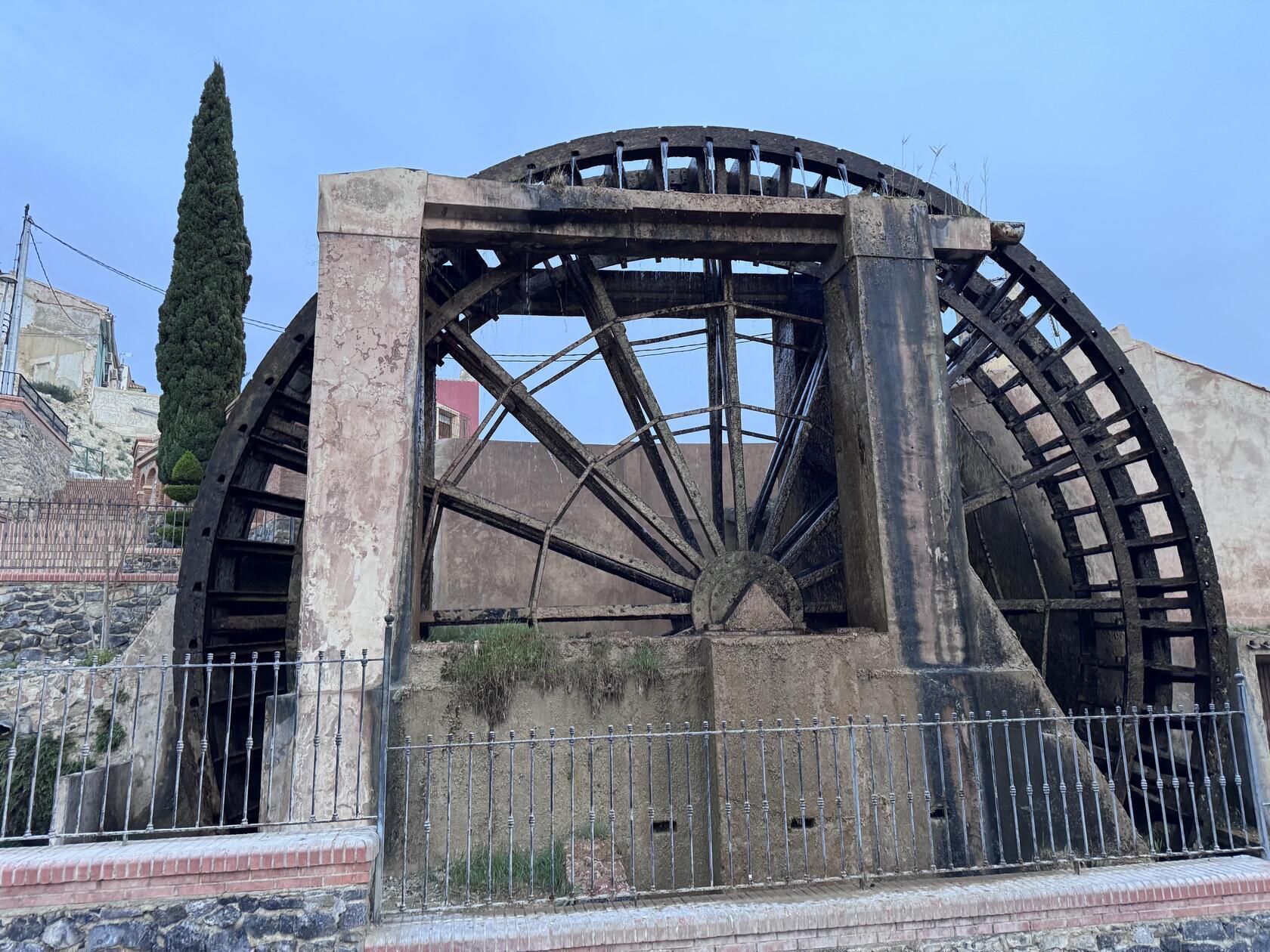 In Abarán drehen sich noch immer die hölzernen Norias, gewaltige Wasserräder maurischen Ursprungs. Auf der „Ruta de las Norias“ kann man ihnen folgen, hören, wie das Wasser in die Kanäle plätschert, die seit Jahrhunderten die Felder speisen.